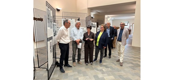 Mostra “Giornalisti in viaggio nel tempo” per i 130 anni di Assostampa Ferrara. Aperta fino al 7 ottobre 2025
